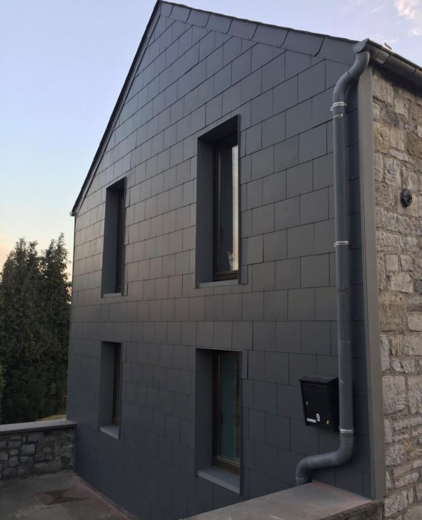 Maison rénovée avec bardage de façade et zinguerie à Mouscron